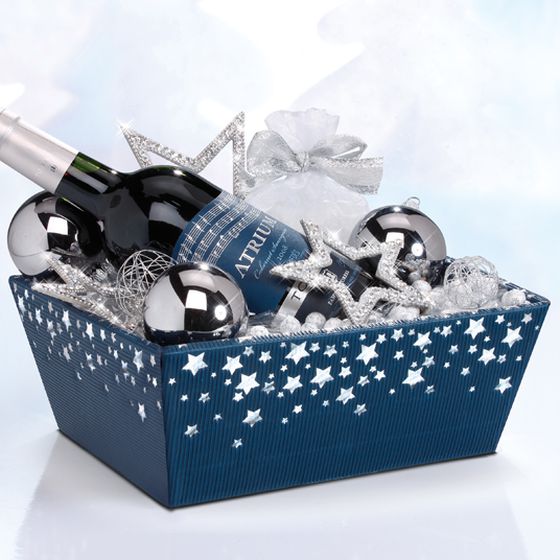 "Sternenregen" gift basket in sapphire with red wine and Christmas decorations.