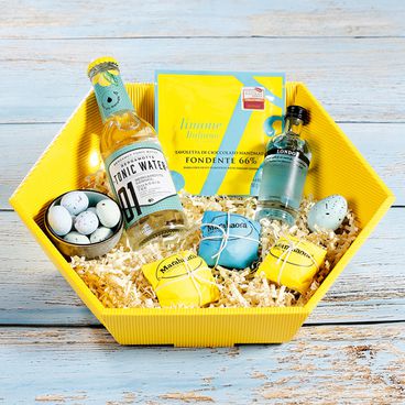 Lente/zomer 2021 Geschenkmand Open golfkarton in geel en turquoise met gin en tonic