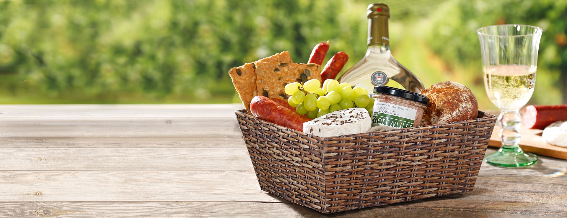 Square gift basket printed in mesh look with white wine