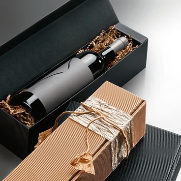 single-face board gift packaging in natural and anthracite colours, for a bottle of wine