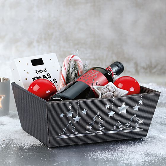 "Weihnachtsglanz" gift basket with red wine and Christmas decorations.