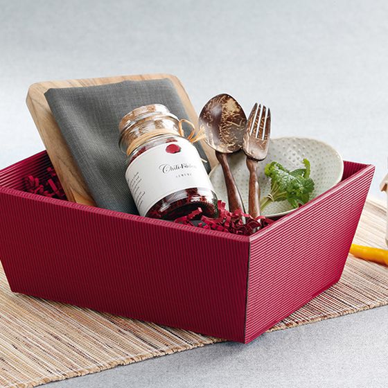 Square gift basket made of red corrugated cardboard with chilli threads.