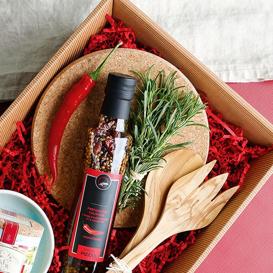 Square gift basket in natural open wave with chilli and rosemary.