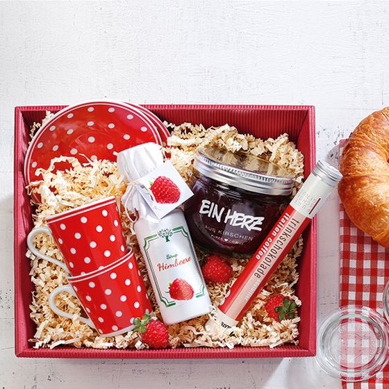 Square gift basket made of red corrugated cardboard with jam.