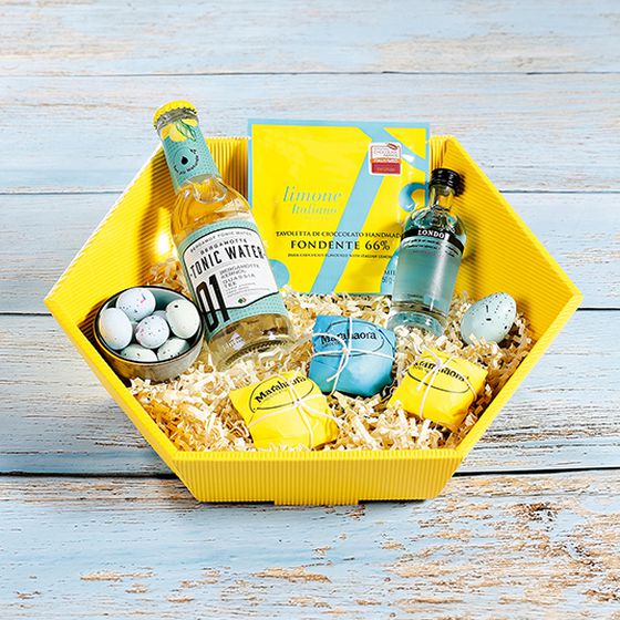 Hexagonal gift basket open wave in yellow with tonic water.