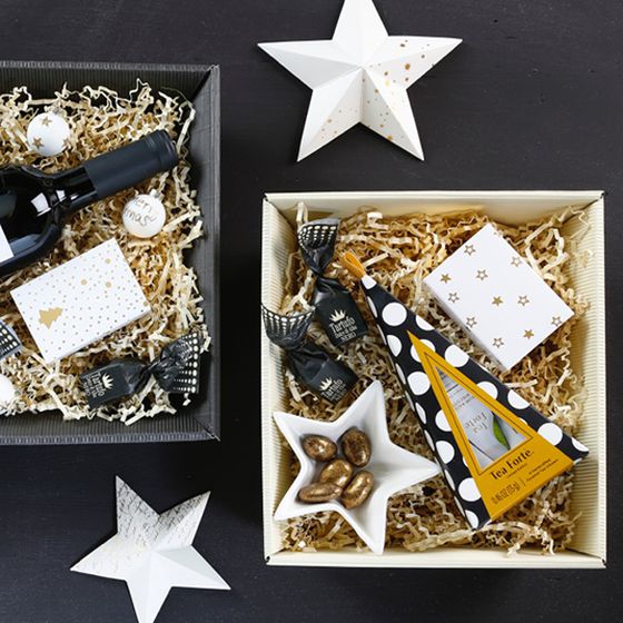 "Christmas Shine" en "Signum" geschenkmanden in zwart en goud.
